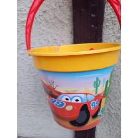 Műanyag vödör-autós dekor